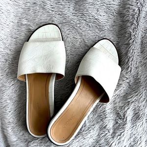 Vionic white leather slides size 9.5